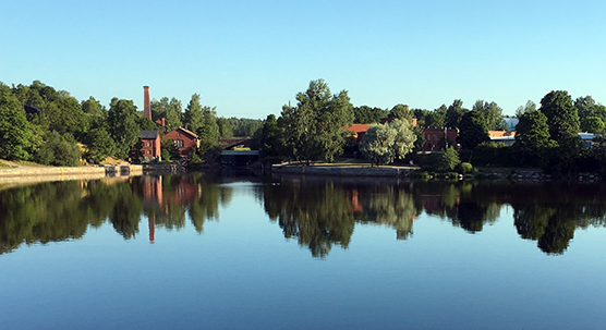 Fotografi med grönt område och vatten. Bilden är från Gammelstadsviken i Helsingfors.